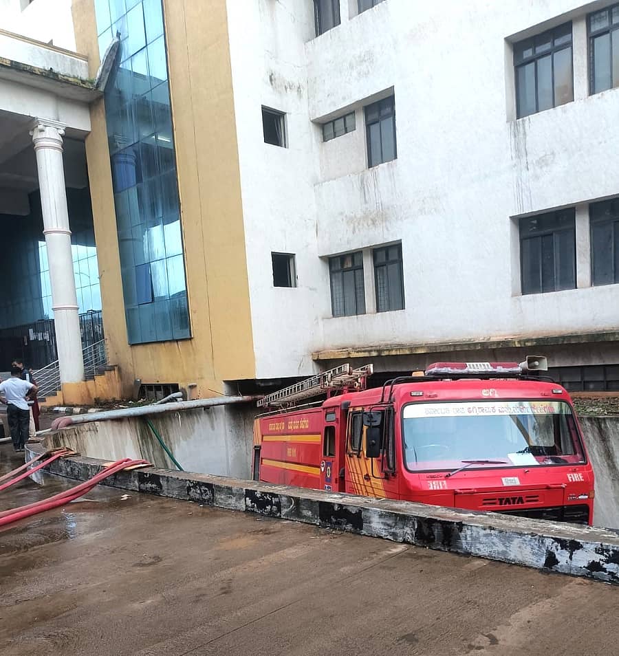 <div class="paragraphs"><p>ಬೀದರ್ನ ಬ್ರಿಮ್ಸ್ ನೆಲಮಹಡಿಯಲ್ಲಿ ಸಂಗ್ರಹಗೊಂಡಿರುವ ನೀರು ಹೊರತೆಗೆಯುತ್ತಿರುವ ಅಗ್ನಿಶಾಮಕ ದಳದ ಸಿಬ್ಬಂದಿ</p></div>